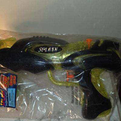 Pair of splash water guns