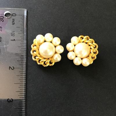 Vintage Richelieu glass pearl Satin gold tone clip on earrings