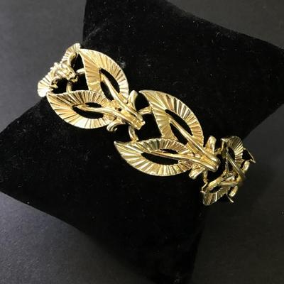 Beautiful, Coro , gold tone leaf bracelet in excellent condition