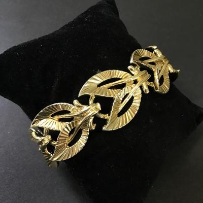 Beautiful, Coro , gold tone leaf bracelet in excellent condition