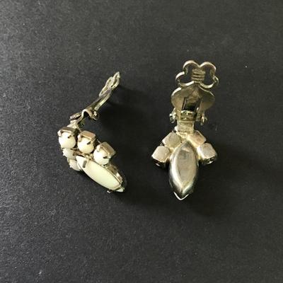 Beautiful vintage, white milk, glass, silver tone clip on earrings