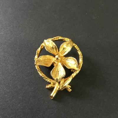 Gold tone, flower wreath, halo lapel pin
