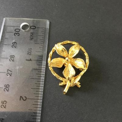 Gold tone, flower wreath, halo lapel pin