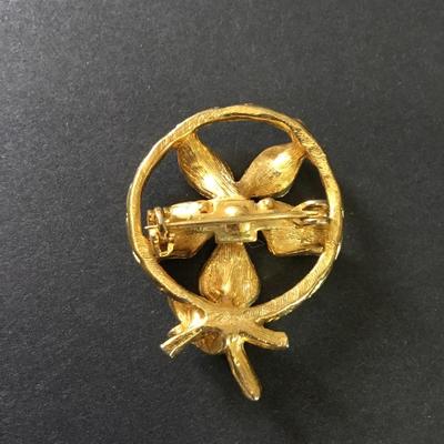 Gold tone, flower wreath, halo lapel pin