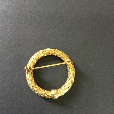 Vintage, gold tone wreath brooch