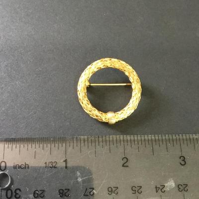 Vintage, gold tone wreath brooch