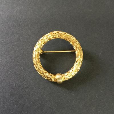 Vintage, gold tone wreath brooch