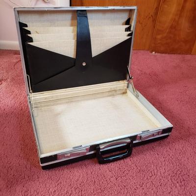 LOT 89X: Assorted Vintage Briefcases
