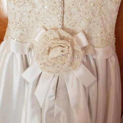 LOT 95X: Vintage Wedding Gown with Hair Accessory