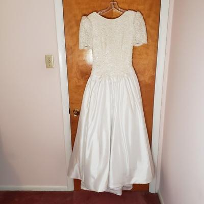 LOT 95X: Vintage Wedding Gown with Hair Accessory