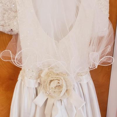 LOT 95X: Vintage Wedding Gown with Hair Accessory