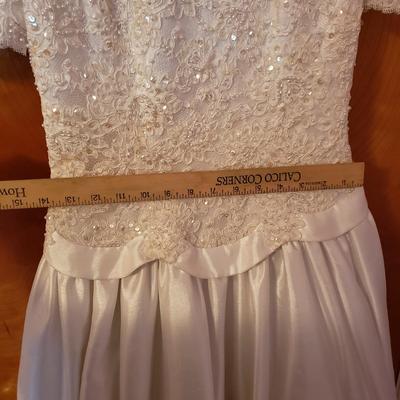 LOT 95X: Vintage Wedding Gown with Hair Accessory