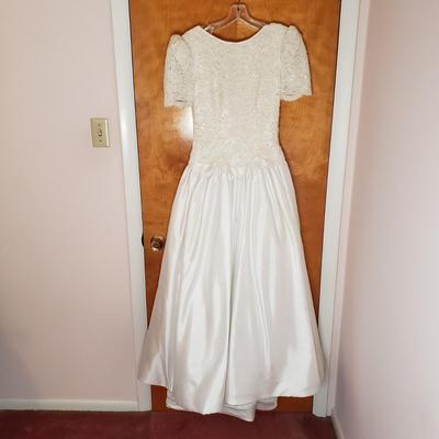LOT 95X: Vintage Wedding Gown with Hair Accessory