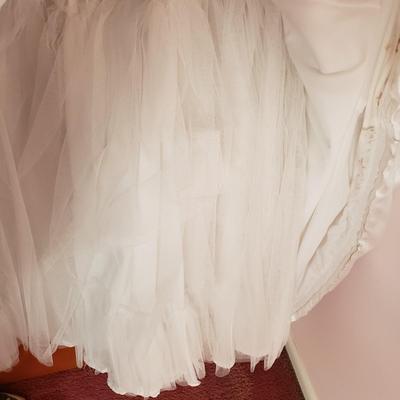 LOT 95X: Vintage Wedding Gown with Hair Accessory