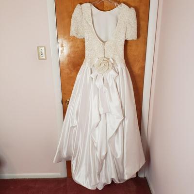 LOT 95X: Vintage Wedding Gown with Hair Accessory