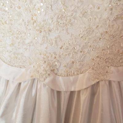 LOT 95X: Vintage Wedding Gown with Hair Accessory