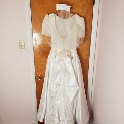 LOT 95X: Vintage Wedding Gown with Hair Accessory