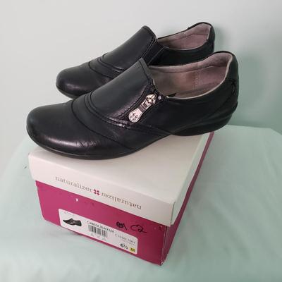 LOT 98Y: Large Selection of Womens Shoes in Original Boxes