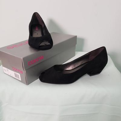LOT 98Y: Large Selection of Womens Shoes in Original Boxes