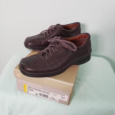 LOT 98Y: Large Selection of Womens Shoes in Original Boxes