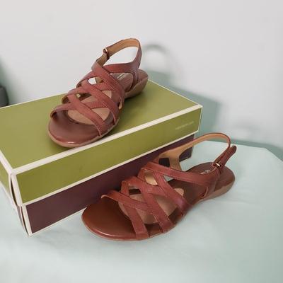 LOT 99Y: Assortment of Naturalizer Shoes for Women