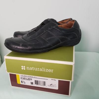 LOT 99Y: Assortment of Naturalizer Shoes for Women
