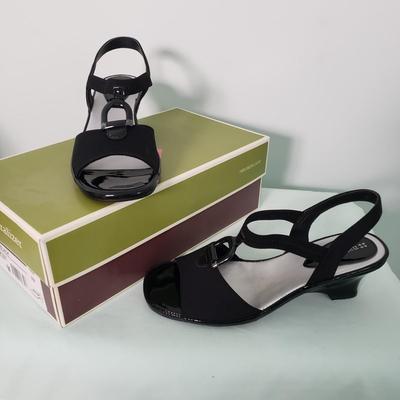 LOT 99Y: Assortment of Naturalizer Shoes for Women
