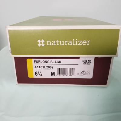 LOT 99Y: Assortment of Naturalizer Shoes for Women