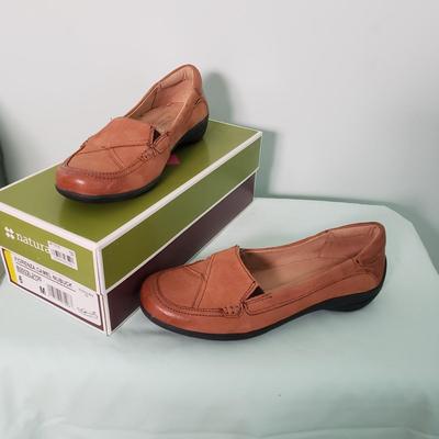 LOT 99Y: Assortment of Naturalizer Shoes for Women