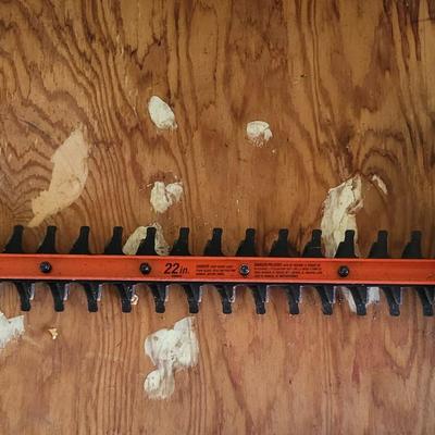 LOT 116G: Black and Decker HT22 Hedge Trimmer