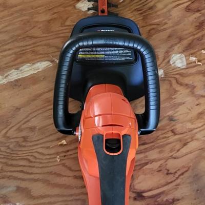 LOT 116G: Black and Decker HT22 Hedge Trimmer