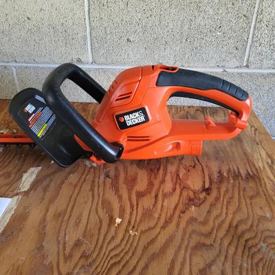 LOT 116G: Black and Decker HT22 Hedge Trimmer
