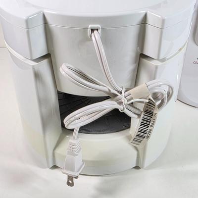 LOT 147D: Kitchen Must Haves. A Black & Decker Automatic Jar Opener, Electric Can Opener, Handy Steamer Rice Cooker & A...