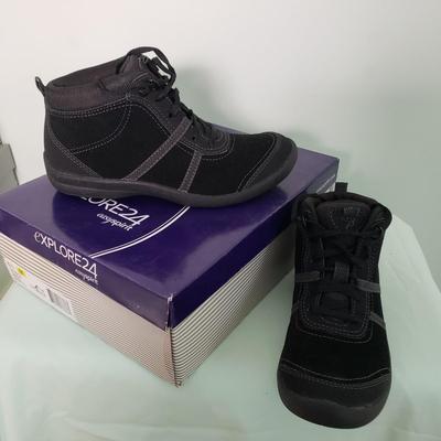 LOT 162Y: Womens Shoes, Boots, and Sneakers
