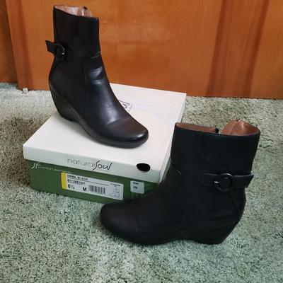 LOT 167Y: Assortment of Womens Boots