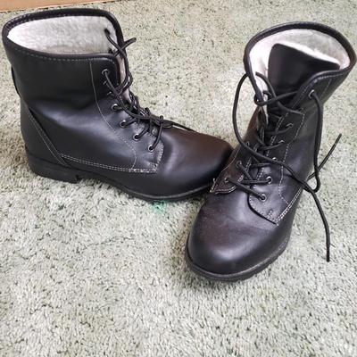LOT 167Y: Assortment of Womens Boots