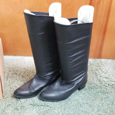 LOT 167Y: Assortment of Womens Boots