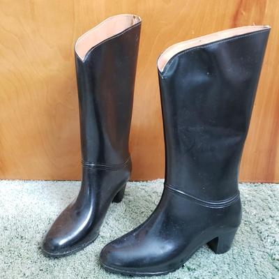 LOT 167Y: Assortment of Womens Boots