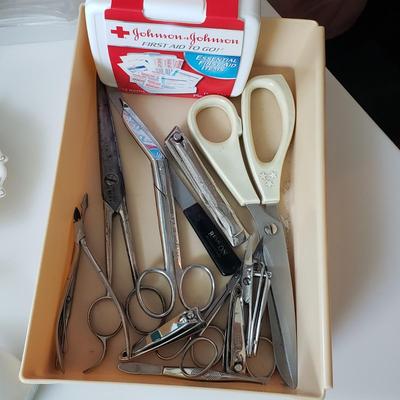 LOT 169Y: Bathroom Accessories; Oral B, Vintage Ceramics, New Products, and More