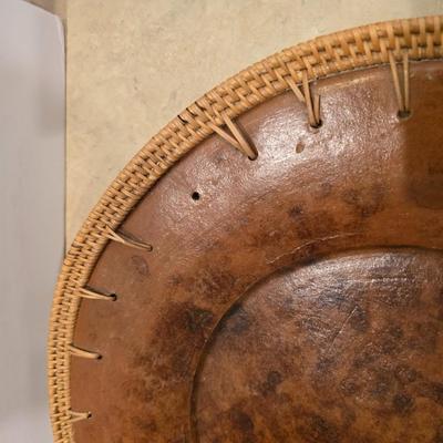 Pair of Decorative Faux Woven Charger Plate – NOT for Food Use (3 of 3 )