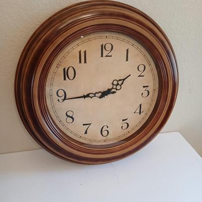 Wall Clock & Stained Glass Grape Desk Lamp