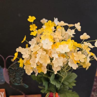 Bright & Cheery Floral and Sign Decor Lot – 7 Pieces