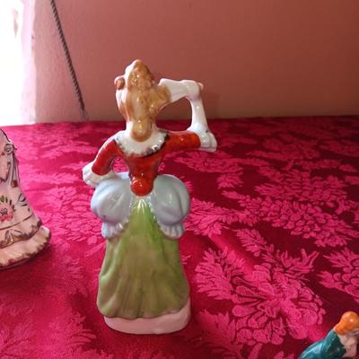 COLLECTIBLE FIGURES