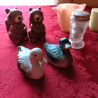 3 FACE SATIN GLASS SHAKERS PLUS OTHER VINTAGE SHAKERS
