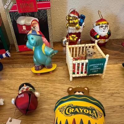LARGE ASSORTMENT OF ORNAMENTS