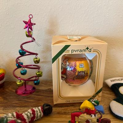 LARGE ASSORTMENT OF ORNAMENTS