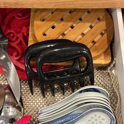 CUTLERY AND KITCHEN UTENSILS