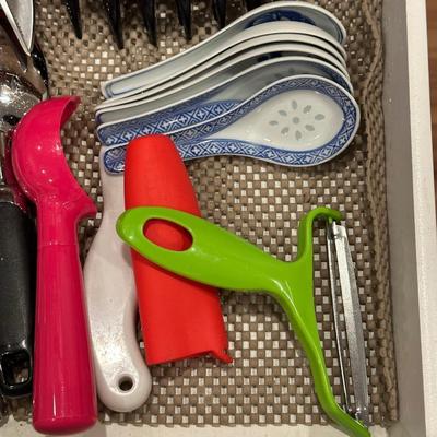 CUTLERY AND KITCHEN UTENSILS