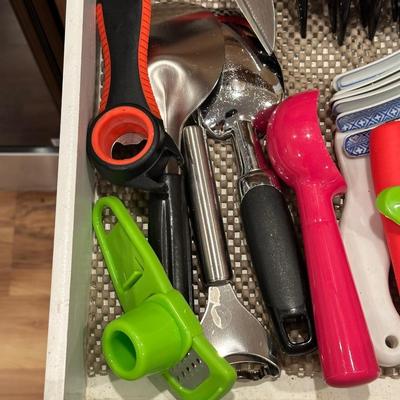 CUTLERY AND KITCHEN UTENSILS