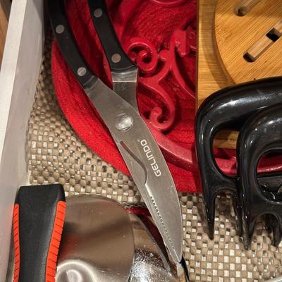 CUTLERY AND KITCHEN UTENSILS
